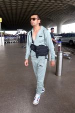 Sonu Nigam in sweat pant and jacket wearing sunglasses (3)_64815062d6209.jpg