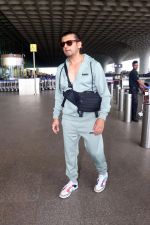 Sonu Nigam in sweat pant and jacket wearing sunglasses (5)_6481506b8a712.jpg