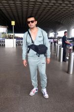 Sonu Nigam in sweat pant and jacket wearing sunglasses (6)_6481506f8a623.jpg