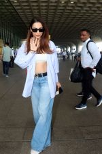 Malaika Arora wearing blue jeans unbuttoned shirt and sunglasses (14)_6483053d42122.jpg