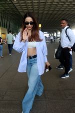 Malaika Arora wearing blue jeans unbuttoned shirt and sunglasses (15)_6483053f0e99d.jpg