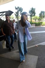 Malaika Arora wearing blue jeans unbuttoned shirt and sunglasses (5)_6483052ea52f2.jpg