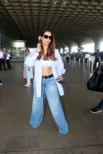 Malaika Arora wearing blue jeans unbuttoned shirt and sunglasses (8)_6483053437701.jpg