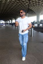 Suniel Shetty wearing white tshirt and baggy blue jeans (1)_64830573888b1.jpg