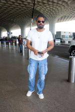 Suniel Shetty wearing white tshirt and baggy blue jeans (10)_64830583a98d5.jpg