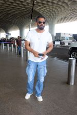 Suniel Shetty wearing white tshirt and baggy blue jeans (11)_6483058572ad1.jpg