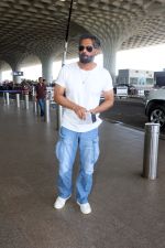 Suniel Shetty wearing white tshirt and baggy blue jeans (12)_648305873411b.jpg