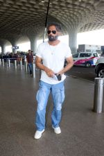 Suniel Shetty wearing white tshirt and baggy blue jeans (13)_6483058903cd8.jpg