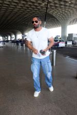 Suniel Shetty wearing white tshirt and baggy blue jeans (14)_6483058ab6af5.jpg