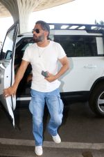 Suniel Shetty wearing white tshirt and baggy blue jeans (2)_648305753e4b0.jpg