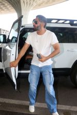 Suniel Shetty wearing white tshirt and baggy blue jeans (3)_64830576ed9a1.jpg
