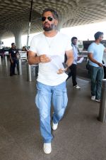 Suniel Shetty wearing white tshirt and baggy blue jeans (5)_6483057a98121.jpg