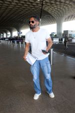 Suniel Shetty wearing white tshirt and baggy blue jeans (7)_6483057e4682c.jpg