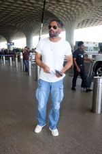 Suniel Shetty wearing white tshirt and baggy blue jeans (9)_64830581de70b.jpg