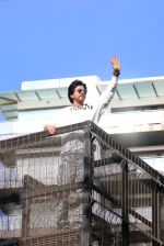 Shah Rukh Khan pose in celebration of the world TV premiere of his film Pathan (74)_64847d3d87e1c.jpg