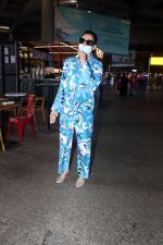 Urvashi Rautela dressed in blue night suit mask and sunglasses (10)_648402708fc5f.jpg