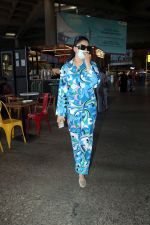 Urvashi Rautela dressed in blue night suit mask and sunglasses (12)_64840269125d7.jpg