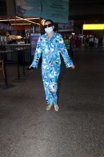 Urvashi Rautela dressed in blue night suit mask and sunglasses (4)_64840286e3eae.jpg