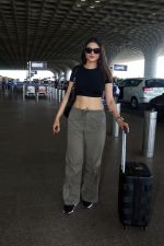 Sezal Sharma at the airport wearing black top and cargo pants (2)_6485a395c3762.JPG