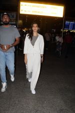 Karishma Tanna with husband Varun Bangera in a cream suit on 12 Jun 2023 (3)_6486fe05187f5.jpg