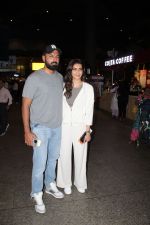 Karishma Tanna with husband Varun Bangera in a cream suit on 12 Jun 2023 (5)_6486fe07ae71d.jpg