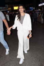 Karishma Tanna with husband Varun Bangera in a cream suit on 12 Jun 2023 (7)_6486fe0aeac02.jpg