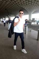 Anil Kapoor in a white T-Shirt and Blue Jeans at the airport on 13 Jun 2023 (10)_64883649b3954.JPG