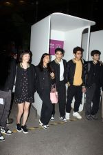 Khushi Kapoor, Suhana Khan with The Archies cast team on 13 Jun 2023 at the airport departure (12)_6487dfc49376a.jpg