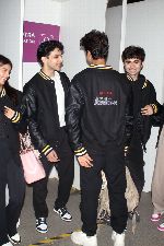 Khushi Kapoor, Suhana Khan with The Archies cast team on 13 Jun 2023 at the airport departure (17)_6487dfb619d87.jpg