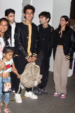 Khushi Kapoor, Suhana Khan with The Archies cast team on 13 Jun 2023 at the airport departure (19)_6487dfb76dce8.jpg