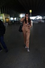 Pooja Hegde all dressed up in Brown spotted at the airport on 13 Jun 2023 (1)_6487ea7454a6e.jpg