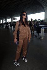 Pooja Hegde all dressed up in Brown spotted at the airport on 13 Jun 2023 (10)_6487ead8ae942.jpg