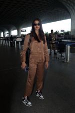 Pooja Hegde all dressed up in Brown spotted at the airport on 13 Jun 2023 (11)_6487eade38190.jpg
