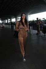 Pooja Hegde all dressed up in Brown spotted at the airport on 13 Jun 2023 (13)_6487eaeb15174.jpg