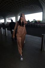 Pooja Hegde all dressed up in Brown spotted at the airport on 13 Jun 2023 (18)_6487eb0b4cc5e.jpg