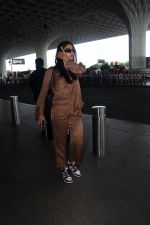 Pooja Hegde all dressed up in Brown spotted at the airport on 13 Jun 2023 (19)_6487eb1190c54.jpg