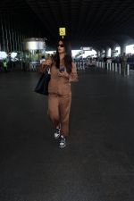 Pooja Hegde all dressed up in Brown spotted at the airport on 13 Jun 2023 (2)_6487ea8bef5c4.jpg