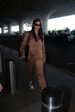Pooja Hegde all dressed up in Brown spotted at the airport on 13 Jun 2023 (20)_6487eb18212a9.jpg