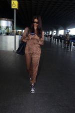 Pooja Hegde all dressed up in Brown spotted at the airport on 13 Jun 2023 (3)_6487eaaaab8bf.jpg