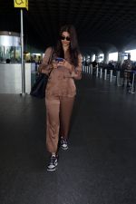 Pooja Hegde all dressed up in Brown spotted at the airport on 13 Jun 2023 (4)_6487eab0d9ac4.jpg