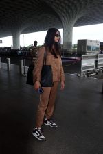 Pooja Hegde all dressed up in Brown spotted at the airport on 13 Jun 2023 (5)_6487eab9778c8.jpg