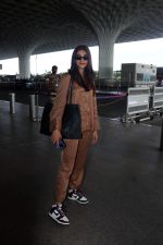 Pooja Hegde all dressed up in Brown spotted at the airport on 13 Jun 2023 (6)_6487eac0ab50c.jpg