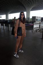 Pooja Hegde all dressed up in Brown spotted at the airport on 13 Jun 2023 (7)_6487eac6a16bf.jpg