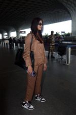 Pooja Hegde all dressed up in Brown spotted at the airport on 13 Jun 2023 (9)_6487ead2da693.jpg
