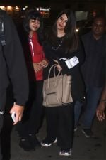 Aishwarya Rai Bachchan with hubby Abhishek Bachchan and daughter Aaradhya Bachchan at the airport on 14 Jun 2023 (2)_64892f2e6e7d8.jpg