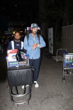 Dino Morea dressed in a jeans shirt and sweat pant with gray hat spotted at airport on 13 Jun 2023 (17)_64892d5c0cbbd.jpg