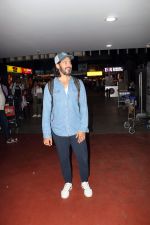 Dino Morea dressed in a jeans shirt and sweat pant with gray hat spotted at airport on 13 Jun 2023 (3)_64892d2a515f4.jpg