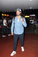 Dino Morea dressed in a jeans shirt and sweat pant with gray hat spotted at airport on 13 Jun 2023 (6)_64892d332b1dc.jpg