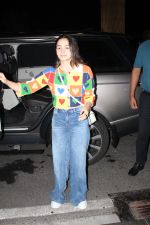 Alia Bhatt spotted at the airport wearing blue jeans and colorful top on 15 Jun 2023 (14)_648a8a9ddd29d.jpg