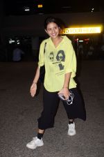 Anjali Arora dressed in yellow top and black pant at airport on 15 Jun 2023 (11)_648b48ae25c77.jpg